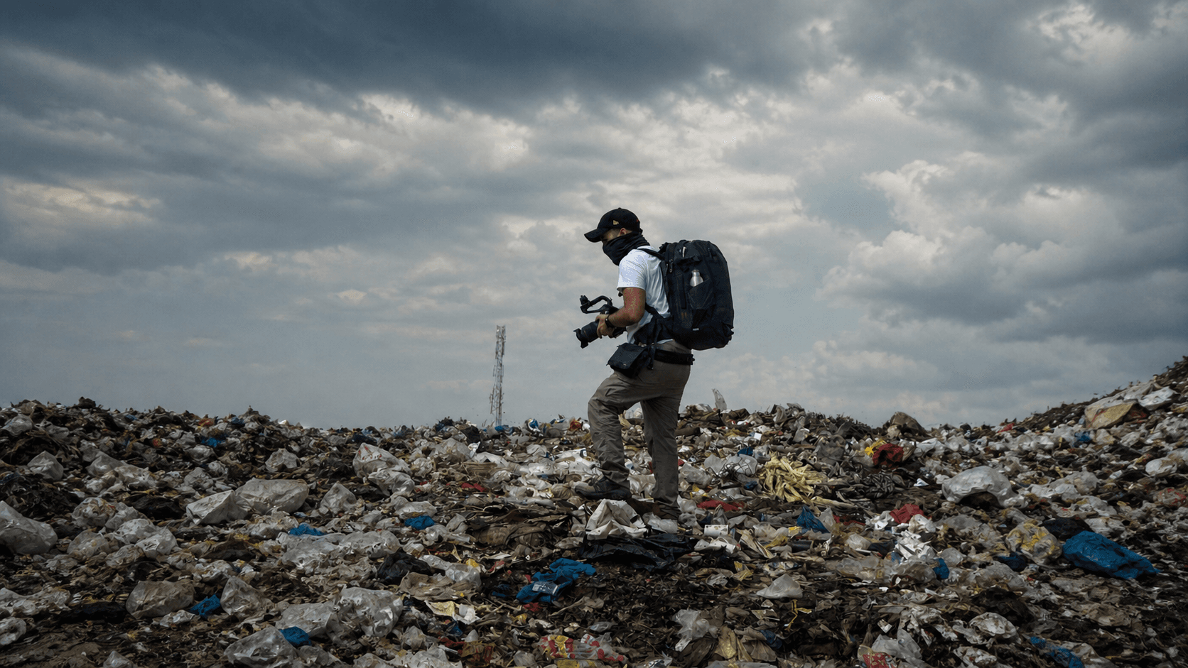 Riccardo Spagnoli su una discarica durante le riprese