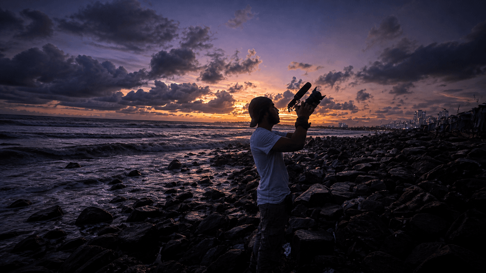 Riccardo Spagnoli riprende al tramonto sulla costa di Mumbai